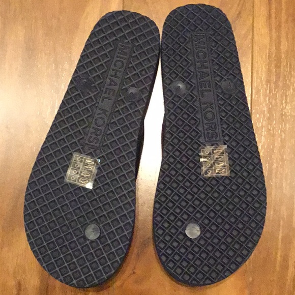 🎉🥳 HP 🥳🎉MICHAEL KORS MK STRIPED PVC FLIP FLOPS - Picture 3 of 5